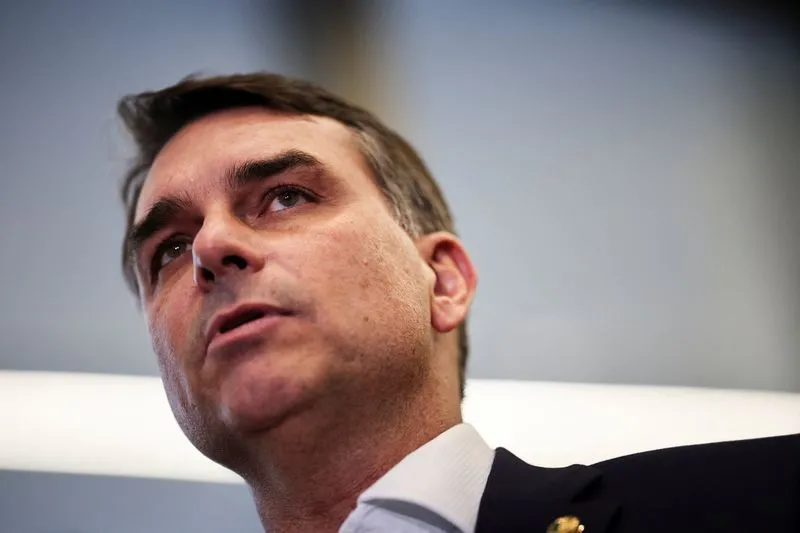 Flávio Bolsonaro classifica reajuste do Bolsa Família como ilegal